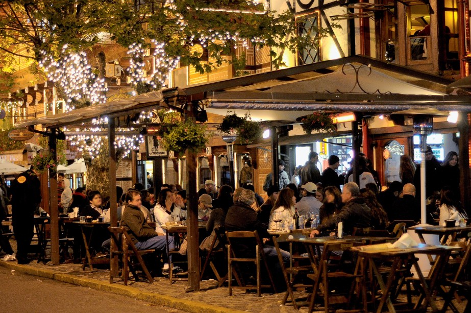 A Baden Baden, uma das cervejarias artesanais mais famosas do Brasil, nasceu em Campos do Jordão em 1999, fruto do trabalho de quatro amigos. Com rótulos inspirados nas cervejas alemãs, sobretudo a tradicional Weiss, feita de trigo, a marca já ganhou 14 prêmios em eventos nacionais e internacionais, dentre eles o European Beer Star, uma das mais importantes competições de cervejas do mundo. Com capacidade para 700 pessoas, o bar da cerveja, no bairro de Capivari, é uma das atrações mais procuradas pelos visitantes e está sempre lotado. Além experimentar a cerveja e comer um dos pratos alemães servidos na casa, o visitante pode realizar um tour guiado pela <a href="https://viajeaqui.abril.com.br/estabelecimentos/br-sp-campos-do-jordao-atracao-fabrica-de-cerveja-baden-baden" target="_blank">fábrica</a>, com degustação e dicas de harmonização