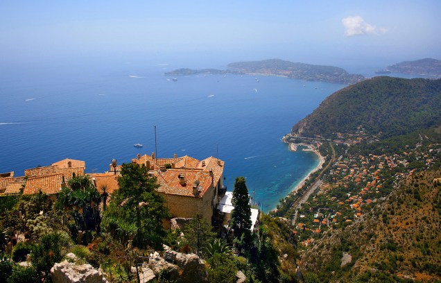 A magia mediterrânica de Côte d’Azur transcende em Eze. As casinhas de pedra se equilibram em um monte verde com uma vista estupidamente bonita do mar. Nas ruazinhas é fácil notar o passado medieval pelas construções e fortificações
