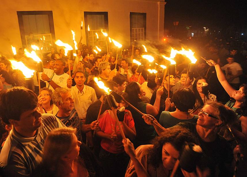 Turistas e moradores da cidade recebem 300 tochas e podem acompanhar a procissão atrás dos farricocos; o melhor é reservar a tarefa árdua de carregar a tocha aos que têm mais fôlego: é preciso correr por ruas de calçamento de pedra, no escuro Turistas e moradores da cidade recebem 300 tochas e podem acompanhar a procissão atrás dos farricocos; o melhor é reservar a tarefa árdua de carregar a tocha aos que têm mais fôlego: é preciso correr por ruas de calçamento de pedra, no escuro