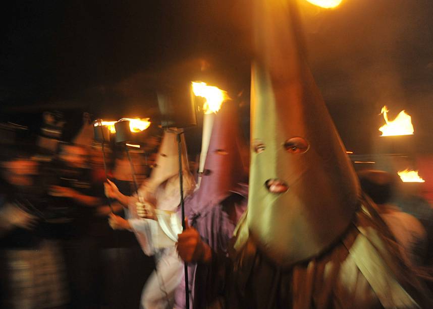 No decorrer do percurso, a procissão segue a batida dos surdos, que aceleram o ritmo da caminhada dos farricocos. Em alguns momentos, eles realmente correm, o que transmite a sensação de uma real perseguição No decorrer do percurso, a procissão segue a batida dos surdos, que aceleram o ritmo da caminhada dos farricocos. Em alguns momentos, eles realmente correm, o que transmite a sensação de uma real perseguição