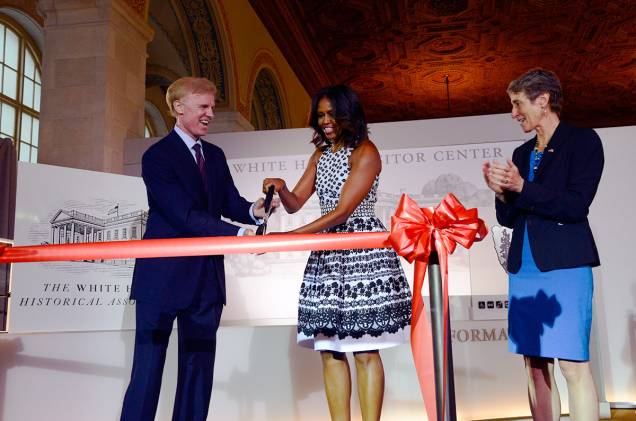 Primeira-dama dos Estados Unidos, Michelle Obama, corta a fita na reinauguração do Centro de Visitantes da Casa Branca, no dia 13 de setembro