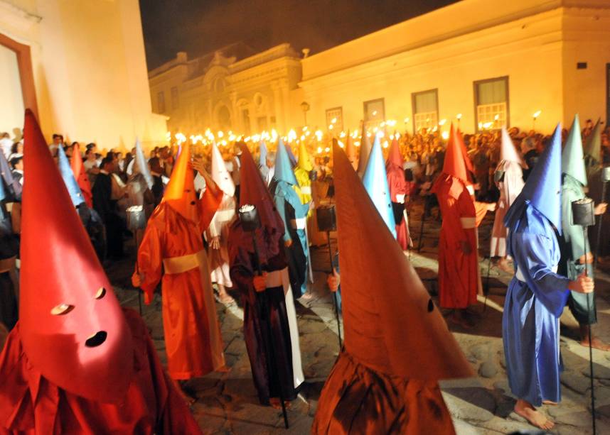 Na madrugada de quarta para quinta-feira, na Semana Santa, 40 farricocos saem descalços pelas ruas usando vestimentas de seda coloridas, inspiradas nas procissões da Espanha e de Portugal dos séculos 17 e 18 Na madrugada de quarta para quinta-feira, na Semana Santa, 40 farricocos saem descalços pelas ruas usando vestimentas de seda coloridas, inspiradas nas procissões da Espanha e de Portugal dos séculos 17 e 18