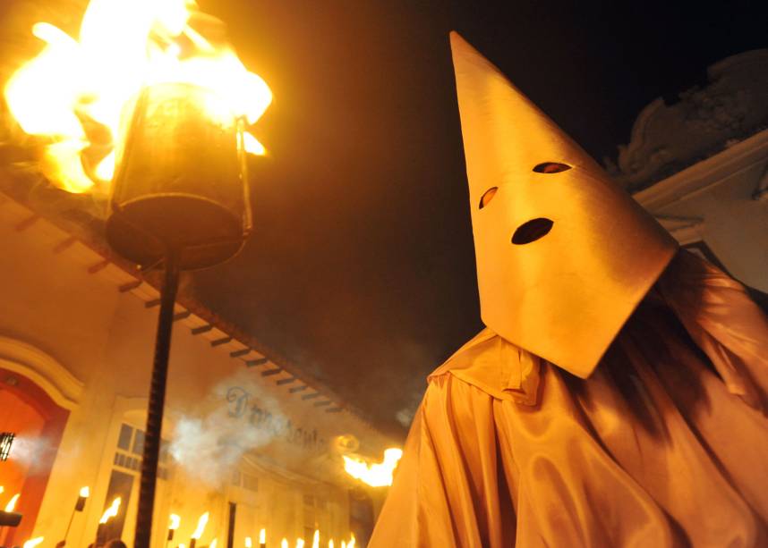 As vestimentas de seda colorida são inspiradas em rituais católicos de encenação da Paixão de Cristo na Espanha e em Portugal, nos séculos 17 e 18 As vestimentas de seda colorida são inspiradas em rituais católicos de encenação da Paixão de Cristo na Espanha e em Portugal, nos séculos 17 e 18