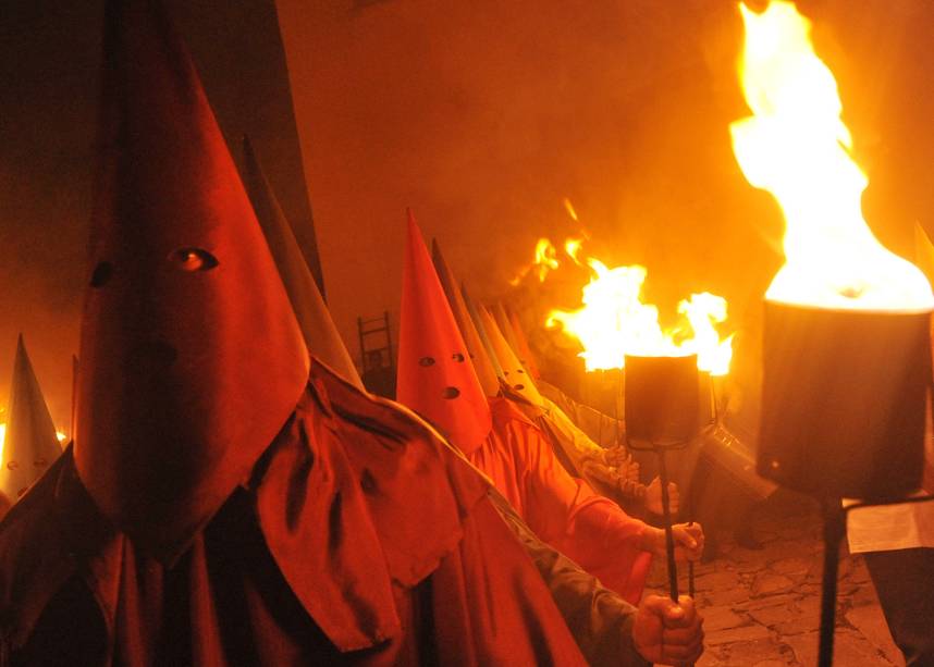 A Procissão do Fogaréu é uma das mais famosas do Brasil, na época da Semana Santa, e atrai milhares de turistas à pequena cidade histórica de <a href="https://viagemeturismo.abril.com.br/cidades/goias/" target="_blank" rel="noopener">Goiás (GO)</a> A Procissão do Fogaréu é uma das mais famosas do Brasil, na época da Semana Santa, e atrai milhares de turistas à pequena cidade histórica de <a href="https://viagemeturismo.abril.com.br/cidades/goias/" target="_blank" rel="noopener">Goiás (GO)</a>