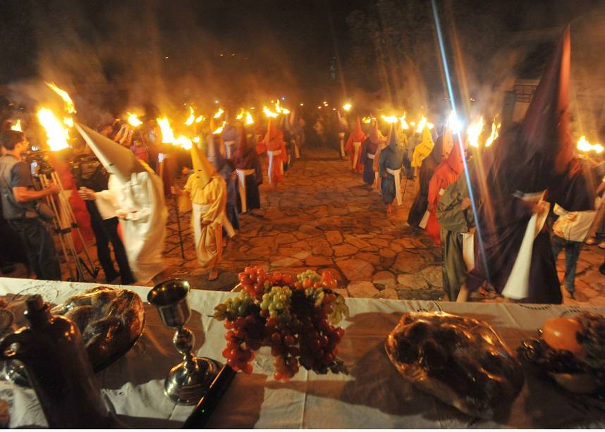 Depois de percorrerem, ao som do surdo e a passos acelerados, uma das principais ruas históricas de Goiás, os farricocos param em frente à Igreja do Rosário, onde encontram a mesa da última ceia, mas sem os integrantes. Juntos, os 40 participantes de túnica continuam a correr pela cidade, em busca de Jesus Depois de percorrerem, ao som do surdo e a passos acelerados, uma das principais ruas históricas de Goiás, os farricocos param em frente à Igreja do Rosário, onde encontram a mesa da última ceia, mas sem os integrantes. Juntos, os 40 participantes de túnica continuam a correr pela cidade, em busca de Jesus