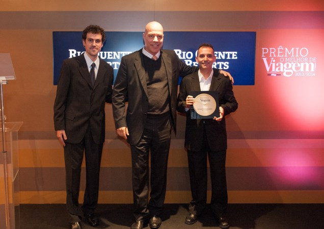Manoel Carlos Cardoso (centro), do Rio Quente Resorts, ganhou o Prêmio O Melhor de VT 2013/14 de Eduardo Merli (esquerda), editor de hotelaria do GUIA QUATRO RODAS
