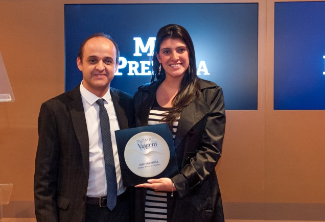 O MSC Prescioza foi eleito o melhor navio de cruzeiro do Prêmio O Melhor de Viagem e Turismo 2013/14. Almir de Freitas entregou o prêmio para Karina Brandford, relações públicas da companhia