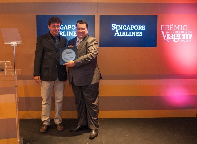 Marcos Souza (direita), diretor de desenvolvimento de mercado e serviços da Singapore Airlines, recebeu das mãos de Fernando Souza o Prêmio O Melhor de Viagem e Turismo 2013/14 na categoria "Melhor Companhia Aérea Internacional"