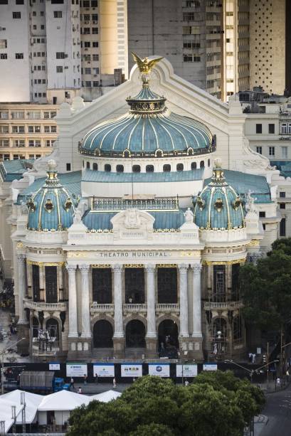 Fachada do <a href="https://viajeaqui.abril.com.br/estabelecimentos/br-rj-rio-de-janeiro-atracao-theatro-municipal/" rel="Theatro Municipal" target="_blank">Theatro Municipal</a>, no <a href="https://viajeaqui.abril.com.br/cidades/br-rj-rio-de-janeiro" rel="Rio de Janeiro (RJ)" target="_blank">Rio de Janeiro (RJ)</a>; a construção, inaugurada em 14 de julho de 1909, foi inspirada na Ópera de Paris