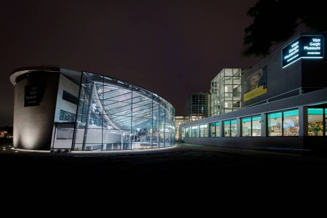 De arquitetura modernosa, o <a href="http://viajeaqui.abril.com.br/estabelecimentos/holanda-amsterda-atracao-museu-van-gogh" rel="museu" target="_blank">museu</a> é dividido em dois edifícios: o principal, com as obras de Van Gogh, e uma ala de exposições. Eles estão interligados por um prédio de entrada de vidro <strong>LEIA MAIS</strong><strong>• <a href="http://viajeaqui.abril.com.br/materias/conheca-10-museus-imperdiveis-na-holanda" rel="10 museus imperdíveis na Holanda" target="_blank">10 museus imperdíveis na Holanda</a></strong><strong>• <a href="http://viajeaqui.abril.com.br/cidades/holanda-amsterda" rel="Guia de viagem: Amsterdã" target="_blank">Guia de viagem: Amsterdã</a></strong><strong>• <a href="http://viajeaqui.abril.com.br/vt/blogs/achados/2015/05/11/nao-so-de-van-gogh-vive-amsterda-dois-museus-para-descobrir/" rel="Não só de Van Gogh vive Amsterdã: veja dois museus imperdíveis na cidade" target="_blank">Não só de Van Gogh vive Amsterdã: veja 2 museus legais na cidade</a></strong>
