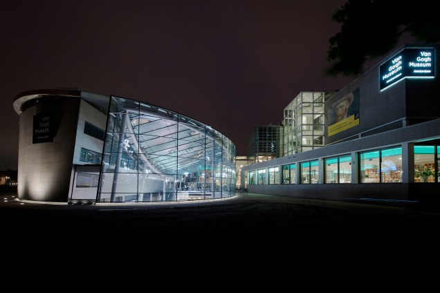 De arquitetura modernosa, o <a href="https://viajeaqui.abril.com.br/estabelecimentos/holanda-amsterda-atracao-museu-van-gogh" rel="museu" target="_blank">museu</a> é dividido em dois edifícios: o principal, com as obras de Van Gogh, e uma ala de exposições. Eles estão interligados por um prédio de entrada de vidro <strong>LEIA MAIS</strong><strong>• <a href="https://viajeaqui.abril.com.br/materias/conheca-10-museus-imperdiveis-na-holanda" rel="10 museus imperdíveis na Holanda" target="_blank">10 museus imperdíveis na Holanda</a></strong><strong>• <a href="https://viajeaqui.abril.com.br/cidades/holanda-amsterda" rel="Guia de viagem: Amsterdã" target="_blank">Guia de viagem: Amsterdã</a></strong><strong>• <a href="https://viajeaqui.abril.com.br/vt/blogs/achados/2015/05/11/nao-so-de-van-gogh-vive-amsterda-dois-museus-para-descobrir/" rel="Não só de Van Gogh vive Amsterdã: veja dois museus imperdíveis na cidade" target="_blank">Não só de Van Gogh vive Amsterdã: veja 2 museus legais na cidade</a></strong>