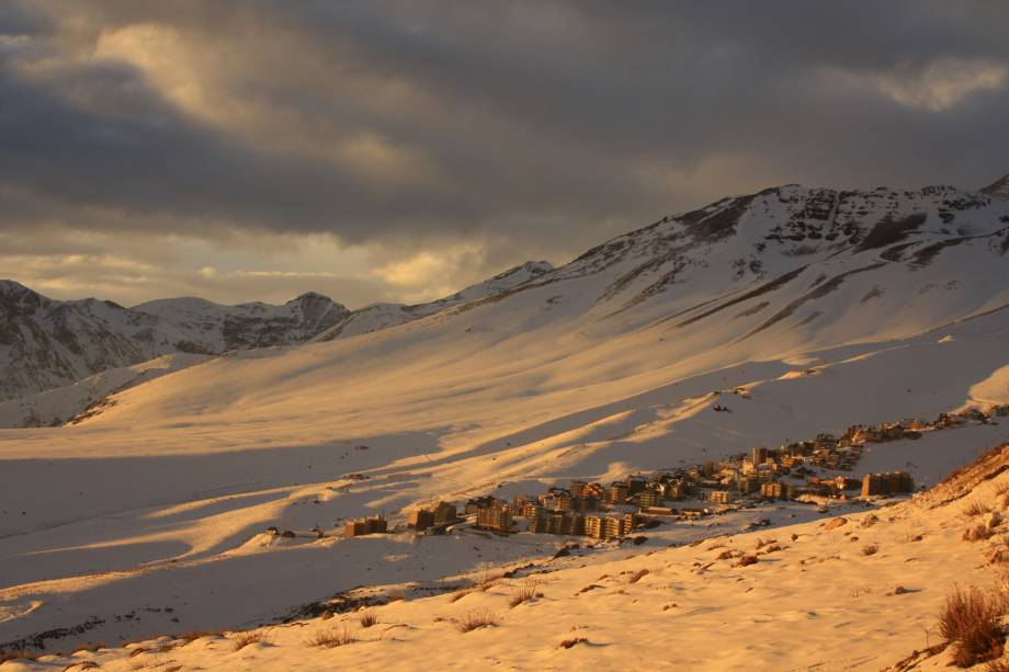 <strong>Farellones, <a href="https://viajeaqui.abril.com.br/paises/chile" rel="Chile" target="_blank">Chile</a></strong> Praticamente do ladinho das famosas <a href="https://viajeaqui.abril.com.br/cidades/chile-valle-nevado" rel="Valle Nevado" target="_blank">Valle Nevado</a>, El Colorado e La Parva, Farellones é uma das estações de esqui mais antigas de toda a América Latina, com origens na década de 1930. A mais de 3 mil metros de altitude, as suas 11 pistas são recomendas para iniciantes, por terem níveis de menor dificuldade. Além de pioneira, a cidadezinha é charmosa, com casas e prédios antiquados <strong>Farellones, <a href="https://viajeaqui.abril.com.br/paises/chile" rel="Chile" target="_blank">Chile</a></strong> Praticamente do ladinho das famosas <a href="https://viajeaqui.abril.com.br/cidades/chile-valle-nevado" rel="Valle Nevado" target="_blank">Valle Nevado</a>, El Colorado e La Parva, Farellones é uma das estações de esqui mais antigas de toda a América Latina, com origens na década de 1930. A mais de 3 mil metros de altitude, as suas 11 pistas são recomendas para iniciantes, por terem níveis de menor dificuldade. Além de pioneira, a cidadezinha é charmosa, com casas e prédios antiquados