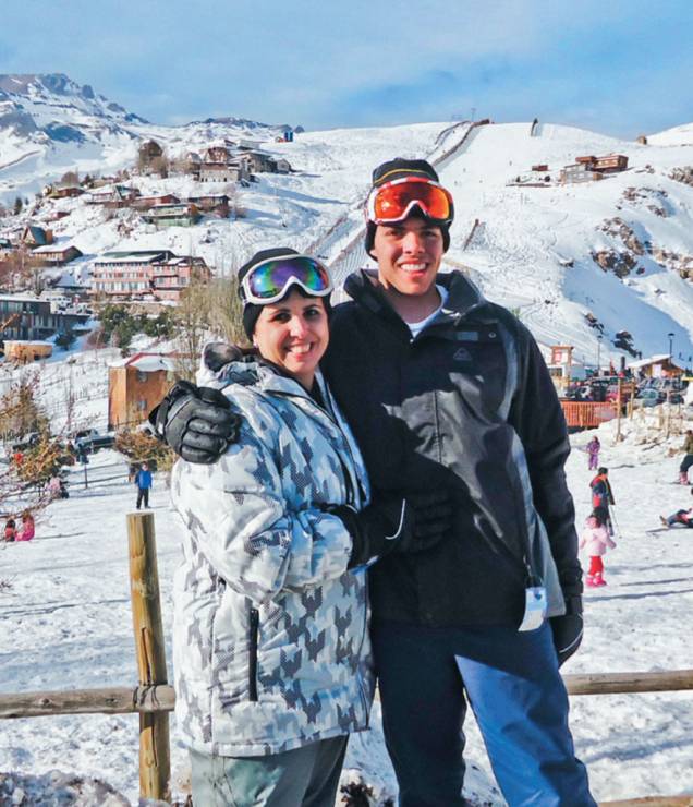 “Em <strong>Farellones</strong>, um lindo centro de esqui no Chile, experimentamos a sensação incrível de estar em contato com a neve e a emoção de esquiar pela primeira vez. Foi muito divertido! Aqui estou com meu filho Gustavo.” — <strong>Maria do Rosário Camargos</strong>, Uberlândia, MG “Em <strong>Farellones</strong>, um lindo centro de esqui no Chile, experimentamos a sensação incrível de estar em contato com a neve e a emoção de esquiar pela primeira vez. Foi muito divertido! Aqui estou com meu filho Gustavo.” — <strong>Maria do Rosário Camargos</strong>, Uberlândia, MG