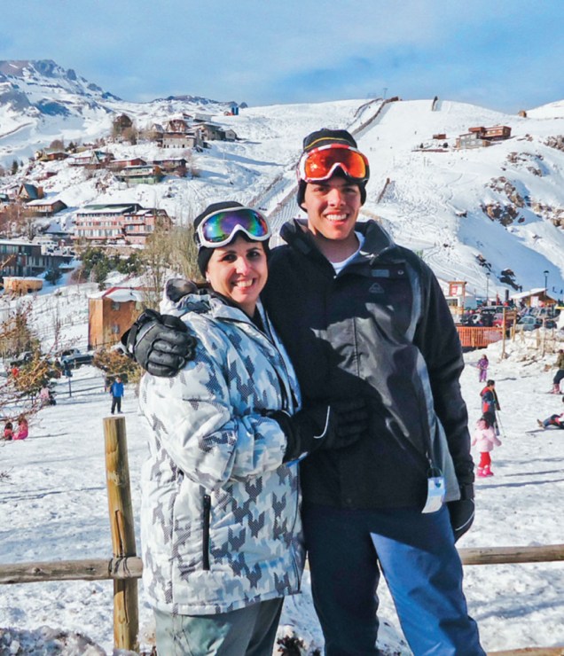 “Em <strong>Farellones</strong>, um lindo centro de esqui no Chile, experimentamos a sensação incrível de estar em contato com a neve e a emoção de esquiar pela primeira vez. Foi muito divertido! Aqui estou com meu filho Gustavo.” — <strong>Maria do Rosário Camargos</strong>, Uberlândia, MG