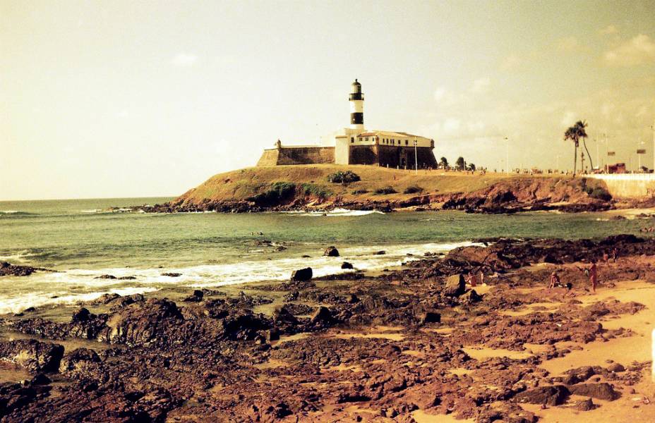 O forte do <a href="https://viajeaqui.abril.com.br/estabelecimentos/br-ba-salvador-atracao-de-santo-antonio-da-barra-farol-da-barra" rel="Farol da Barra de Salvador (BA)" target="_blank">Farol da Barra</a> foi construído antes mesmo da própria cidade de Salvador, que é de 1549: o forte de arquitetura portuguesa foi erguido em 1534