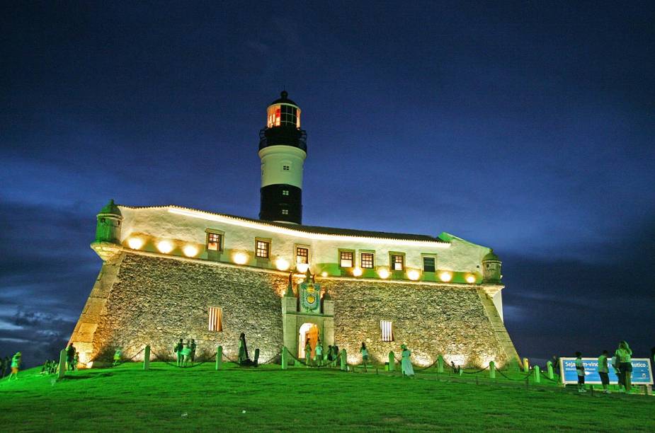 Vista aérea do <a href="https://viajeaqui.abril.com.br/estabelecimentos/br-ba-salvador-atracao-de-santo-antonio-da-barra-farol-da-barra" rel="Farol da Barra" target="_blank">Farol da Barra</a>, em Salvador; construído em 1549, o forte é um dos mais antigos do Brasil