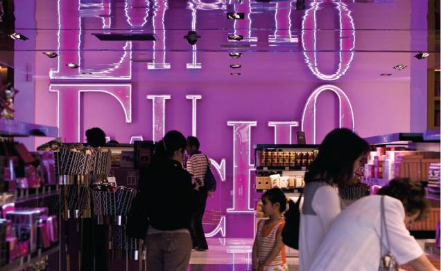Interior da loja Fauchon, na Place de la Madeleine Interior da loja Fauchon, na Place de la Madeleine