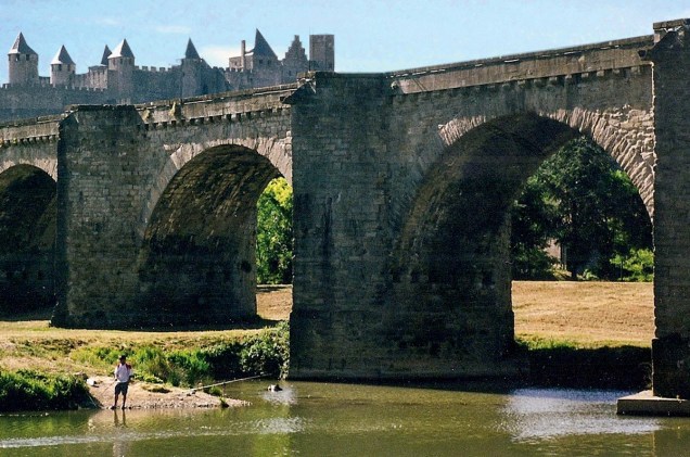 <strong>5. Em <a href="https://limoux.fr/" rel="Limoux" target="_blank">Limoux</a></strong>        "Perto dos Pireneus, essa área é rica em história: a cidade medieval murada de Carcassonne e o famoso Canal du Midi são característicos de uma área célebre por seus castelos."