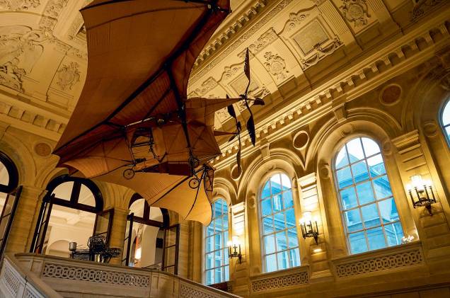 <strong>4. Ainda em Paris</strong> "No <a href="https://arts-et-metiers.net/" rel="Museu de Artes e Ofícios" target="_blank">Museu de Artes e Ofícios</a>, gaste o tempo que for para ver o Pêndulo de Foucault. Se der uma fominha, peça um Boco na Rue des Capucines, com uma taça de Marigny." <strong>4. Ainda em Paris</strong> "No <a href="https://arts-et-metiers.net/" rel="Museu de Artes e Ofícios" target="_blank">Museu de Artes e Ofícios</a>, gaste o tempo que for para ver o Pêndulo de Foucault. Se der uma fominha, peça um Boco na Rue des Capucines, com uma taça de Marigny."