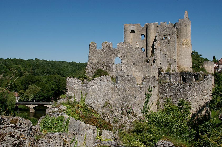 <strong>3. Vale do Loire</strong>        "Conheça as profundas raízes da França visitando as esculturas de 15 mil anos de idade de Roc aux Sorciers, em Angles sur l’Anglin, uma das mais belas aldeias da França. Aproveite e durma e coma em uma igreja no restaurante Les Archives, na ‘cidade das mil igrejas’, <a href="https://www.ot-poitiers.fr/" rel="Poitiers" target="_blank">Poitiers</a>."