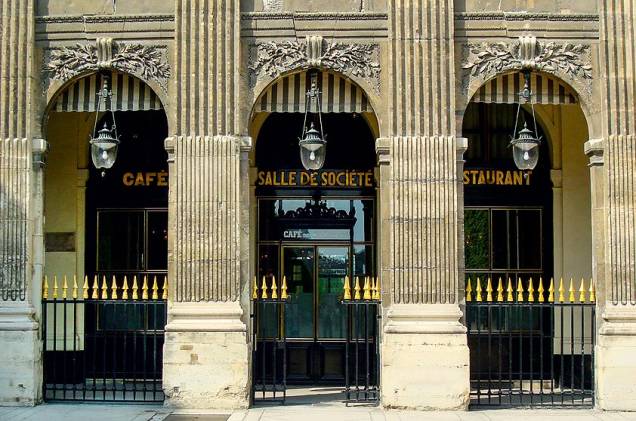 <strong>2. Em Paris</strong>        "Para um jantar romântico, vá ao <a href="http://www.grand-vefour.com/" rel="Le Grand Vefour" target="_blank">Le Grand Vefour</a>, no Palais Royal: você pode se sentar no lugar do próprio Napoleão para saborear o melhor da cozinha francesa com serviço magnífico."