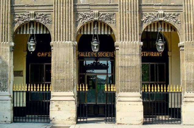 <strong>2. Em Paris</strong> "Para um jantar romântico, vá ao <a href="https://www.grand-vefour.com/" rel="Le Grand Vefour" target="_blank">Le Grand Vefour</a>, no Palais Royal: você pode se sentar no lugar do próprio Napoleão para saborear o melhor da cozinha francesa com serviço magnífico." <strong>2. Em Paris</strong> "Para um jantar romântico, vá ao <a href="https://www.grand-vefour.com/" rel="Le Grand Vefour" target="_blank">Le Grand Vefour</a>, no Palais Royal: você pode se sentar no lugar do próprio Napoleão para saborear o melhor da cozinha francesa com serviço magnífico."
