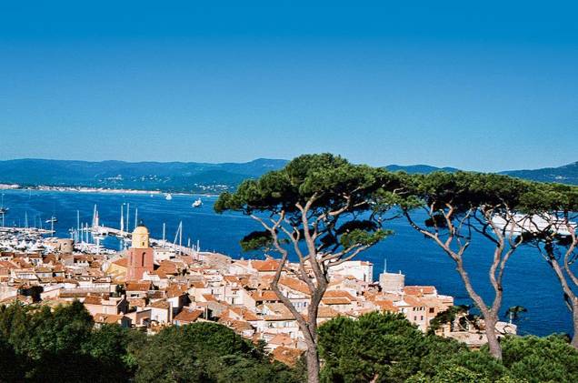 <strong>1. Na Provence</strong> "Hospede-se no meio do vinhedo do <a href="https://chateauroubine.com/" rel="Château Roubine Cru Classé" target="_blank">Château Roubine Cru Classé</a>, em Mas des Candeliers. Ali, não deixe de provar as trufas no restaurante Bruno." <strong>1. Na Provence</strong> "Hospede-se no meio do vinhedo do <a href="https://chateauroubine.com/" rel="Château Roubine Cru Classé" target="_blank">Château Roubine Cru Classé</a>, em Mas des Candeliers. Ali, não deixe de provar as trufas no restaurante Bruno."
