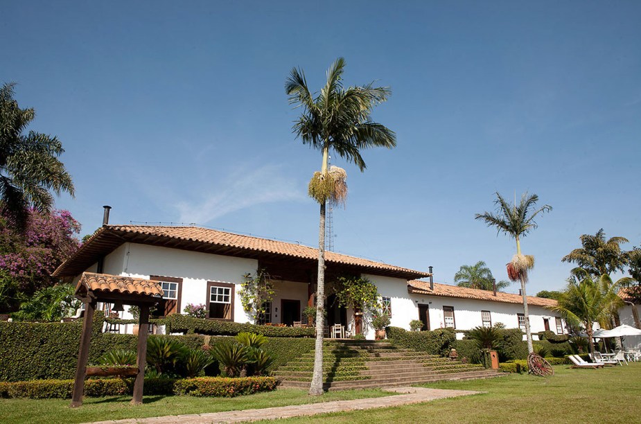 A casa-sede e a senzala da Fazenda Capoava, construídas em taipa de pilão no século 18, abrigam quartos e ambientes sociais