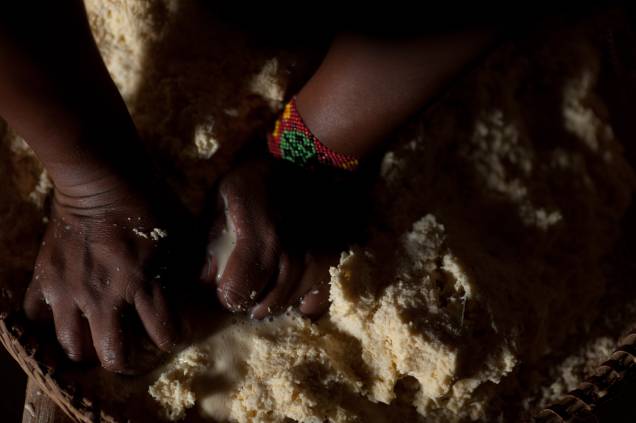 Na aldeia Quatro Cachoeiras, que também faz parte da Rota dos Parecis, os turistas aprendem a preparar a chicha, bebida fermentada feita com mandioca. Pedaços de mandioca ralada são colocados em uma bacia e levados para secar no quintal ou guardados em cima do jirau. Quando estão totalmente secos e duros, são pilados, reduzidos a pó e misturados a polvilho já seco. Esse pó é torrado, e acrescido de água e açúcar. Filtra-se esta mistura, e a chicha queimada está pronta. Ela é então armazenada em cabaças e se torna uma bebida gaseificada com leve teor alcoólico Na aldeia Quatro Cachoeiras, que também faz parte da Rota dos Parecis, os turistas aprendem a preparar a chicha, bebida fermentada feita com mandioca. Pedaços de mandioca ralada são colocados em uma bacia e levados para secar no quintal ou guardados em cima do jirau. Quando estão totalmente secos e duros, são pilados, reduzidos a pó e misturados a polvilho já seco. Esse pó é torrado, e acrescido de água e açúcar. Filtra-se esta mistura, e a chicha queimada está pronta. Ela é então armazenada em cabaças e se torna uma bebida gaseificada com leve teor alcoólico