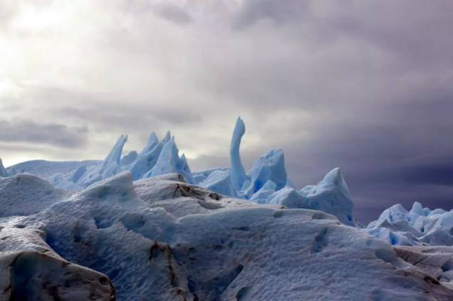 Na fronteira entre o <a href="https://viajeaqui.abril.com.br/paises/chile" rel="Chile" target="_blank">Chile</a> e a <a href="https://viajeaqui.abril.com.br/paises/argentina" rel="Argentina" target="_blank">Argentina</a>, ocupando majoritariamente o território dos hermanos, a <a href="https://viajeaqui.abril.com.br/cidades/ar-patagonia" rel="Patagônia" target="_blank">Patagônia</a> fica ao sul da Cordilheira dos Andes e caracteriza-se pelo clima frio, com temperaturas que variam de 10ºC no verão e podem chegar até -10ºC no inverno Na fronteira entre o <a href="https://viajeaqui.abril.com.br/paises/chile" rel="Chile" target="_blank">Chile</a> e a <a href="https://viajeaqui.abril.com.br/paises/argentina" rel="Argentina" target="_blank">Argentina</a>, ocupando majoritariamente o território dos hermanos, a <a href="https://viajeaqui.abril.com.br/cidades/ar-patagonia" rel="Patagônia" target="_blank">Patagônia</a> fica ao sul da Cordilheira dos Andes e caracteriza-se pelo clima frio, com temperaturas que variam de 10ºC no verão e podem chegar até -10ºC no inverno