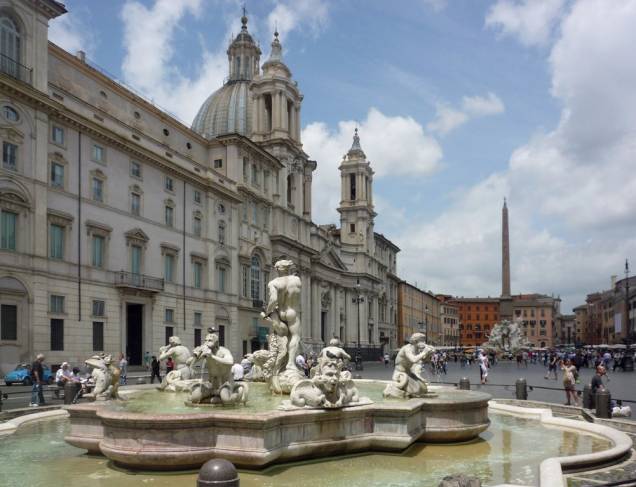 A Piazza Navona foi construída sobre as ruínas de um antigo estádio romano. Hoje abriga uma série de fontes, igrejas barrocas e a Embaixada do Brasil na Itália