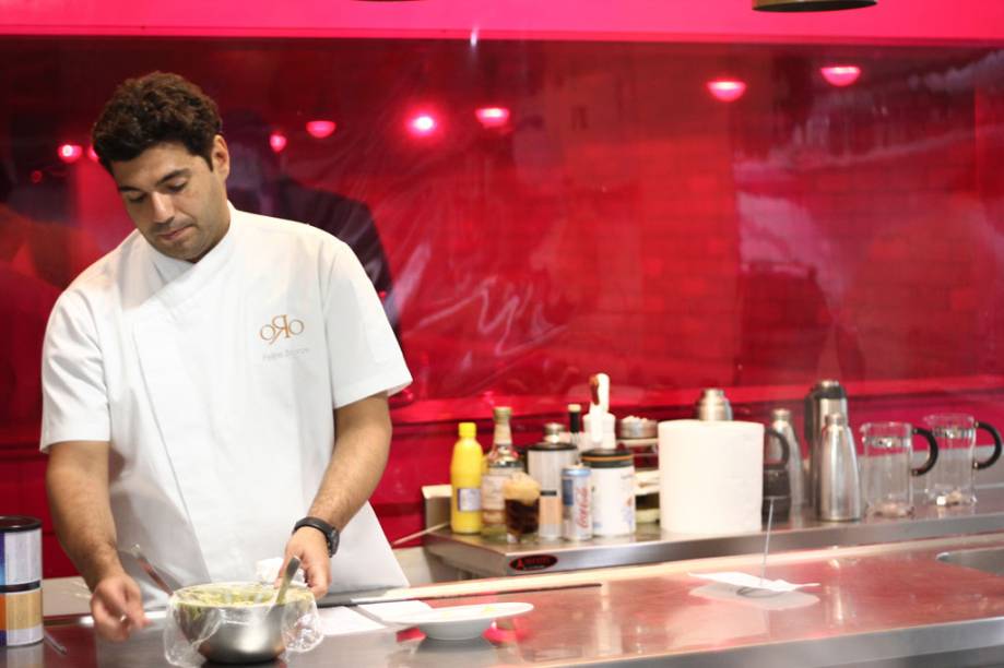 Felipe Bronze, chef e dono do restaurante <a href="http://viajeaqui.abril.com.br/estabelecimentos/br-rj-rio-de-janeiro-restaurante-oro" rel="Oro">Oro</a>, no <a href="http://viajeaqui.abril.com.br/cidades/br-rj-rio-de-janeiro" rel="Rio de Janeiro">Rio de Janeiro</a>