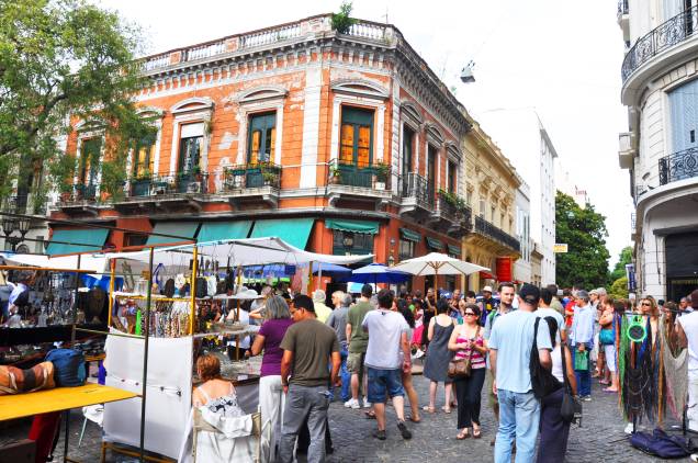 <strong>Feria de San Pedro Telmo </strong> Se a intenção é fazer uma pausa para as compras, esse é o lugar ideal na cidade. Por aqui, o turista encontra uma variedade enorme de roupas e peças de artesanato – ideais para levar de lembrança para algum ente querido. Ou, por que não, para si mesmo <strong>Feria de San Pedro Telmo </strong> Se a intenção é fazer uma pausa para as compras, esse é o lugar ideal na cidade. Por aqui, o turista encontra uma variedade enorme de roupas e peças de artesanato – ideais para levar de lembrança para algum ente querido. Ou, por que não, para si mesmo