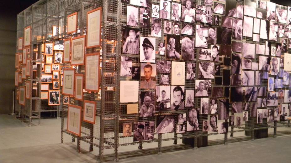 Um dos paineis reúne fotos das influências e da carreira do escritor baiano Jorge Amado, em exposição de 2012