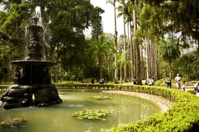 <strong>Jardim Botânico</strong><br />Foi fundado em 1808 por D. João VI e, na época, chamado de Jardim de Aclimação — por ter como objetivo a adaptação de espécies trazidas das Índias Orientais. O local teve vários nomes até ser chamado de <a href="https://viajeaqui.abril.com.br/estabelecimentos/br-rj-rio-de-janeiro-atracao-jardim-botanico" rel="Jardim Botânico" target="_self">Jardim Botânico</a>. Desde 1822 é aberto ao público e já recebeu a visita de importantes nomes como Einstein e a Rainha Elisabeth II do Reino Unido