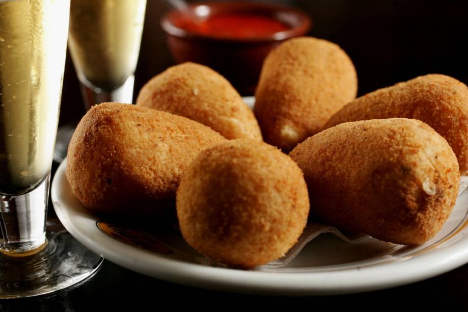 As porções despudoradamente deliciosas de coxinhas dos bares Frangó e Veloso são uma divina evolução das simples coxas de frango envoltas em creme de batata As porções despudoradamente deliciosas de coxinhas dos bares Frangó e Veloso são uma divina evolução das simples coxas de frango envoltas em creme de batata