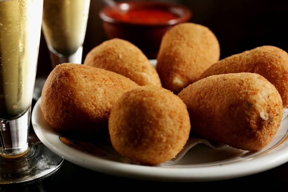 As porções despudoradamente deliciosas de coxinhas dos bares Frangó e Veloso são uma divina evolução das simples coxas de frango envoltas em creme de batata