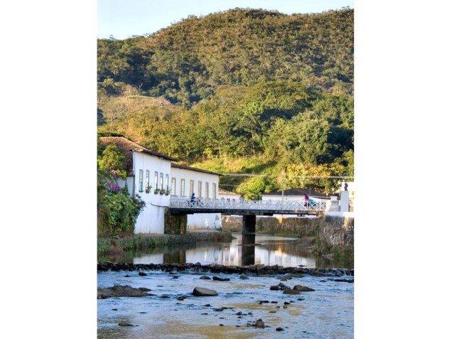 O rio Vermelho, que de quando em quando inunda Goiás, foi onde o bandeirante Anhanguera fundou sua vila. À esquerda, junto à ponte, está a Casa de Cora Coralina