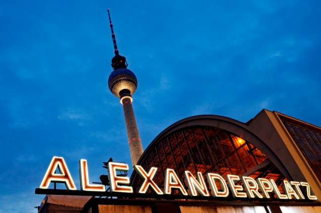 <a href="https://viajeaqui.abril.com.br/estabelecimentos/alemanha-berlim-atracao-alexanderplatz" rel="Alexanderplatz">Alexanderplatz</a>, Berlim. É nesta praça que fica um dos grandes orgulhos da extinta República Democrática Alemã (RDA): a futurista torre de TV Fernsehturm, com 368 metros de altura, restaurante giratório a 203 metros e uma das melhores vistas da cidade.