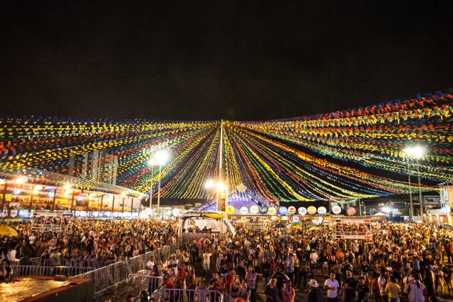 Caruaru realiza uma das maiores festas de São João do país, com quadrilhas, comida típica e bandas de pífano