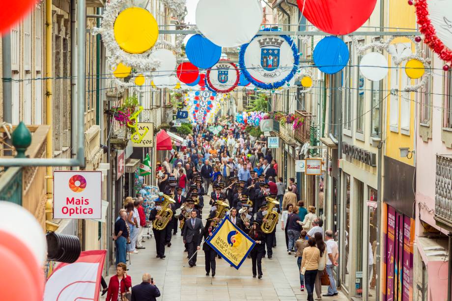 As <strong>festas dos santos populares</strong> de <a href="http://viajeaqui.abril.com.br/paises/portugal" rel="Portugal" target="_self"><strong>Portugal</strong></a>, que acontecem no mês de junho, celebram o santo do dia e correspondem a diferentes feriados municipais. Uma das mais famosas acontece em <a href="http://viajeaqui.abril.com.br/cidades/portugal-braga" rel="Braga" target="_self">Braga</a> (foto), onde se festeja o <strong>São João</strong> em grandes arraiais pelas ruas da cidade. Casamentos reais ou encenados são costumes praticados nas terras lusitanas. A tradição foi trazida ao Brasil e se espalhou pelo país