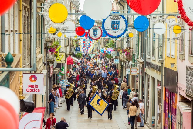 As <strong>festas dos santos populares</strong> de <a href="https://viajeaqui.abril.com.br/paises/portugal" rel="Portugal" target="_self"><strong>Portugal</strong></a>, que acontecem no mês de junho, celebram o santo do dia e correspondem a diferentes feriados municipais. Uma das mais famosas acontece em <a href="https://viajeaqui.abril.com.br/cidades/portugal-braga" rel="Braga" target="_self">Braga</a> (foto), onde se festeja o <strong>São João</strong> em grandes arraiais pelas ruas da cidade. Casamentos reais ou encenados são costumes praticados nas terras lusitanas. A tradição foi trazida ao Brasil e se espalhou pelo país