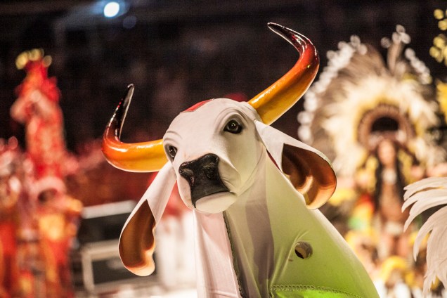 O Boi Garantido, com o seu tradicional coração vermelho na testa, desfila durante a 50ª edição do <a href="https://viajeaqui.abril.com.br/estabelecimentos/br-am-parintins-atracao-festival-folclorico" rel="Festival Folclórico de Parintins" target="_blank">Festival Folclórico de Parintins</a>, em 2015