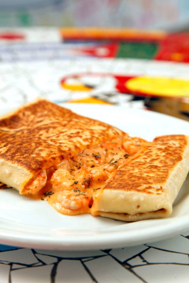 Entre os mais de 50 crepes doces e salgados do cardápio, a sugestão da casa <a href="https://viajeaqui.abril.com.br/estabelecimentos/br-rj-buzios-restaurante-chez-michou" rel="Chez Michou"><strong>Chez Michou</strong></a> durante o Festival Gastronômico de Búzios é o <strong>crepe de camarão</strong> ao molho catupiry, com estragão fresco, noz moscada e pimenta do reino Entre os mais de 50 crepes doces e salgados do cardápio, a sugestão da casa <a href="https://viajeaqui.abril.com.br/estabelecimentos/br-rj-buzios-restaurante-chez-michou" rel="Chez Michou"><strong>Chez Michou</strong></a> durante o Festival Gastronômico de Búzios é o <strong>crepe de camarão</strong> ao molho catupiry, com estragão fresco, noz moscada e pimenta do reino