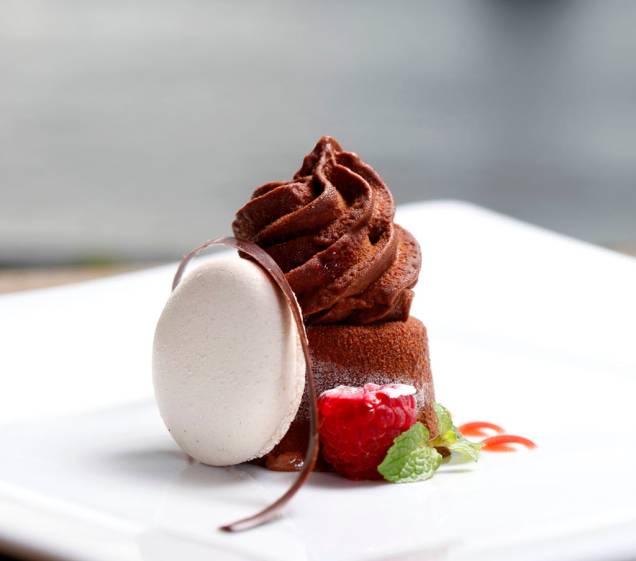 A sobremesa Emotion, servida pelo restaurante <a href="https://viajeaqui.abril.com.br/estabelecimentos/br-rj-buzios-restaurante-cigalon" rel="Cigalon"><strong>Cigalon</strong></a> durante o Festival Gastronômico de Búzios, é uma combinação de quatro chocolates brasileiros e franceses: veludo, cremoso, mistura de pistolet e bucle. O doce acompanha macarron de amêndoa A sobremesa Emotion, servida pelo restaurante <a href="https://viajeaqui.abril.com.br/estabelecimentos/br-rj-buzios-restaurante-cigalon" rel="Cigalon"><strong>Cigalon</strong></a> durante o Festival Gastronômico de Búzios, é uma combinação de quatro chocolates brasileiros e franceses: veludo, cremoso, mistura de pistolet e bucle. O doce acompanha macarron de amêndoa