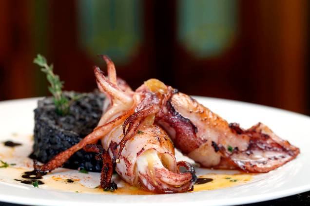 O prato espanhol <strong>Txipirones en su tinta</strong>, um risoto nero com lulas recheadas de cebola confitada, é a sugestão do <a href="https://viajeaqui.abril.com.br/estabelecimentos/br-rj-buzios-restaurante-la-barceloneta" rel="La Barceloneta"><strong>La Barceloneta</strong></a> para o Festival Gastronômico de Búzios O prato espanhol <strong>Txipirones en su tinta</strong>, um risoto nero com lulas recheadas de cebola confitada, é a sugestão do <a href="https://viajeaqui.abril.com.br/estabelecimentos/br-rj-buzios-restaurante-la-barceloneta" rel="La Barceloneta"><strong>La Barceloneta</strong></a> para o Festival Gastronômico de Búzios