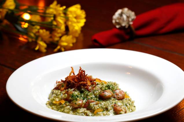 Risoto de cordeiro, damasco e pesto siciliano é o prato servido no <a href="https://viajeaqui.abril.com.br/estabelecimentos/br-rj-buzios-restaurante-zuza" rel="Zuza"><strong>Zuza </strong></a>durante o Festival Gastronômico de Búzios Risoto de cordeiro, damasco e pesto siciliano é o prato servido no <a href="https://viajeaqui.abril.com.br/estabelecimentos/br-rj-buzios-restaurante-zuza" rel="Zuza"><strong>Zuza </strong></a>durante o Festival Gastronômico de Búzios