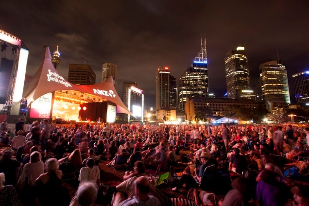 Durante o Festival de Sydney, o palco nos gramados do The Domain atrai multidões com seus shows gratuitos