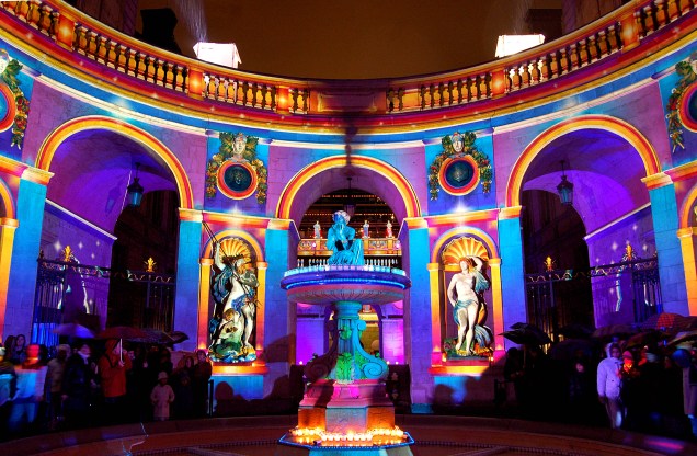<strong>Fête des Lumiéres – <a href="https://viajeaqui.abril.com.br/cidades/franca-lyon" rel="Lyon – França " target="_blank">Lyon – França </a></strong> Interior da prefeitura de Lyon durante o Festival. Além das comemorações oficiais apoiadas pelo governo, cidadãos lyonenses iluminam as fachadas de suas casas e posicionam velas e lâmpadas nas janelas <strong>Fête des Lumiéres – <a href="https://viajeaqui.abril.com.br/cidades/franca-lyon" rel="Lyon – França " target="_blank">Lyon – França </a></strong> Interior da prefeitura de Lyon durante o Festival. Além das comemorações oficiais apoiadas pelo governo, cidadãos lyonenses iluminam as fachadas de suas casas e posicionam velas e lâmpadas nas janelas