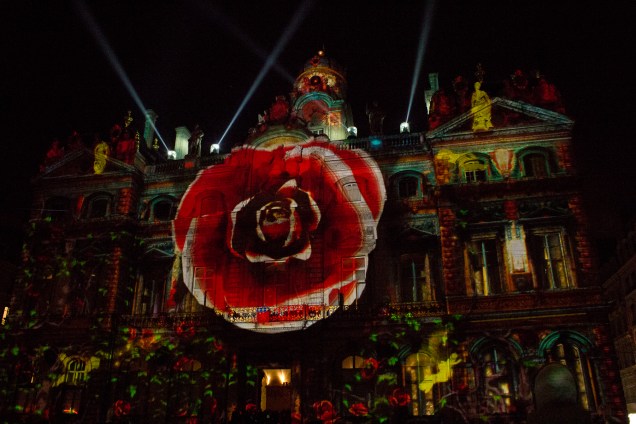 <strong>Fête des Lumiéres – <a href="https://viajeaqui.abril.com.br/cidades/franca-lyon" rel="Lyon – França " target="_blank">Lyon – França </a></strong> Criado em gratidão a Maria, mãe de Jesus, e celebrado dos dias 6 a 9 de dezembro, é uma tradição de Lyon desde 1643, quando a cidade estava sob ameaça da peste bubônica (também conhecida como peste negra). Os conselheiros municipais prometeram a Maria que iriam ofertar-lhe um tributo se a cidade fosse poupada das mortes em série causadas pela doença e, desde então, uma procissão vai até a Basílica de Fourvière para acender velas e deixar oferendas no altar. Outro ponto de importância durante o festival é a Place des Terreaux, praça central de Lyon onde fica a prefeitura (foto). Hoje em dia, o festival é celebrado com luzes pelas ruas e projeções em edifícios públicos <strong>Fête des Lumiéres – <a href="https://viajeaqui.abril.com.br/cidades/franca-lyon" rel="Lyon – França " target="_blank">Lyon – França </a></strong> Criado em gratidão a Maria, mãe de Jesus, e celebrado dos dias 6 a 9 de dezembro, é uma tradição de Lyon desde 1643, quando a cidade estava sob ameaça da peste bubônica (também conhecida como peste negra). Os conselheiros municipais prometeram a Maria que iriam ofertar-lhe um tributo se a cidade fosse poupada das mortes em série causadas pela doença e, desde então, uma procissão vai até a Basílica de Fourvière para acender velas e deixar oferendas no altar. Outro ponto de importância durante o festival é a Place des Terreaux, praça central de Lyon onde fica a prefeitura (foto). Hoje em dia, o festival é celebrado com luzes pelas ruas e projeções em edifícios públicos